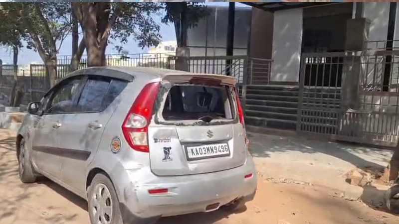 ಆನೇಕಲ್ನಲ್ಲಿ ಸರಣಿ ಅಪಘಾತ - 10ಕ್ಕೂ ಹೆಚ್ಚು ವಾಹನಗಳಿಗೆ ಬೃಹತ್ ಕಂಟೈನರ್ ಡಿಕ್ಕಿ 5 Lorry Accident 3