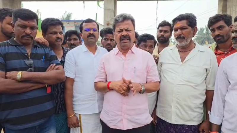 ಹೊನ್ನಾಳಿ | ಶಿವನ ಫ್ಲೆಕ್ಸ್ಗೆ ಬೆಂಕಿ ಹಚ್ಚಿದ ಕಿಡಿಗೇಡಿಗಳು - ಸ್ಥಳದಲ್ಲಿ ಬಿಗುವಿನ ವಾತಾವರಣ 3 M.P Renukacharya