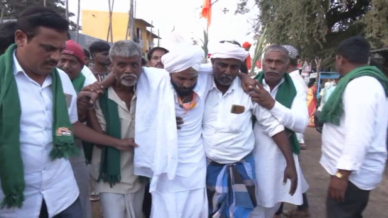 Maize growers stage protests in Laxmeshwar Gadag 1