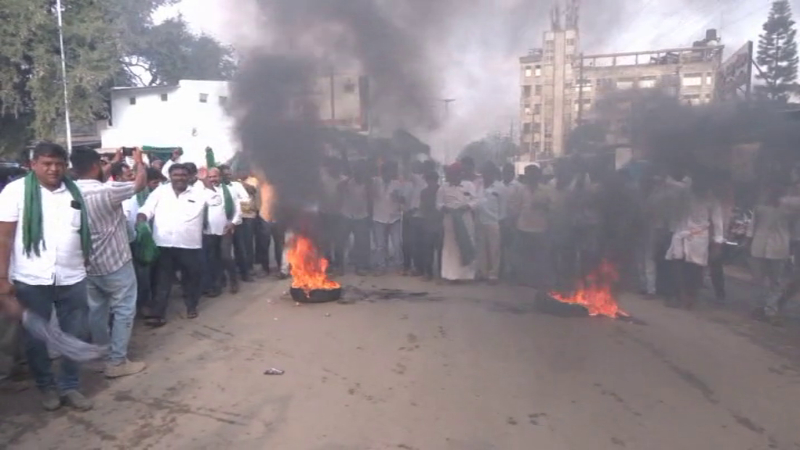 Maize growers stage protests in Laxmeshwar Gadag 2