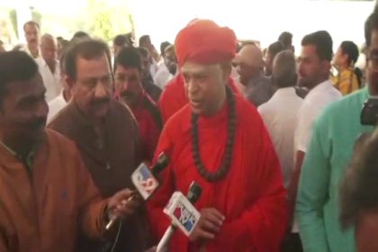 Muruga Shree visits Shamanuru Shivashankarappa house condolences to family