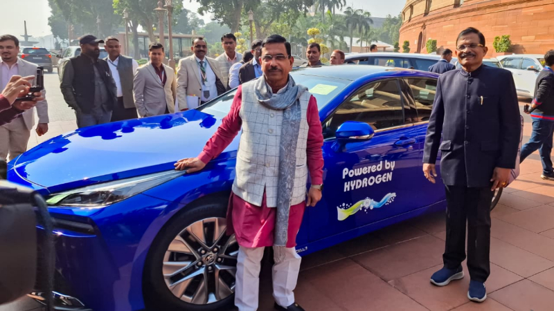 ಭಾರತವಿನ್ನು ಹೈಡ್ರೋಜನ್ ಚಾಲಿತ ರಾಷ್ಟ್ರ - ಗ್ರೀನ್ ಎನರ್ಜಿ ಕಾರು ಚಲಾಯಿಸಿದ ಸಚಿವ ಪ್ರಹ್ಲಾದ್ ಜೋಶಿ 3 Pralhad Joshi Hydrogen Car