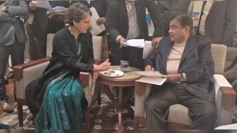 Priyanka Gandhi Meets Nitin Gadkari To Pitch Kerala Road Projects 1