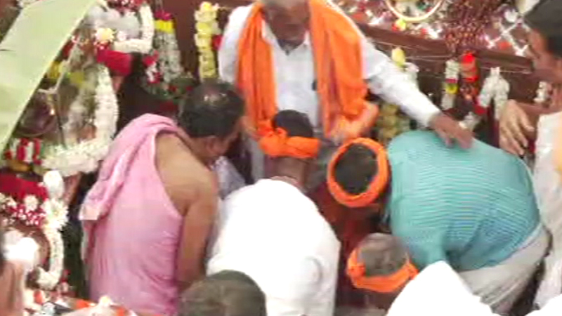 ಪತ್ನಿ ಸಮಾಧಿ ಪಕ್ಕದಲ್ಲೇ ವೀರಶೈವ-ಲಿಂಗಾಯತ ಸಂಪ್ರದಾಯದಂತೆ ಶಾಮನೂರು ಶಿವಶಂಕರಪ್ಪ ಅಂತ್ಯಕ್ರಿಯೆ 8 Shamanur Shivashankarappa 03 1