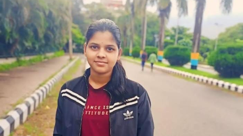 Student found dead on railway tracks 2 death notes found Dharwada 1