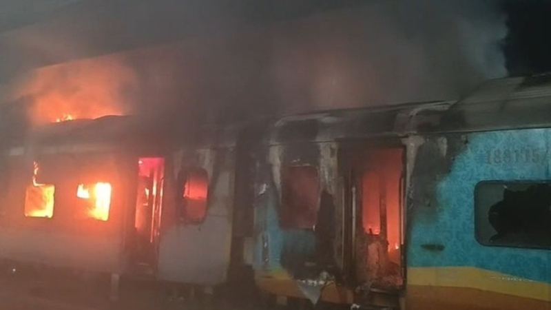 Tatanagar Ernakulam Express Coaches With 158 Passengers Catch Fire In Andhra 2