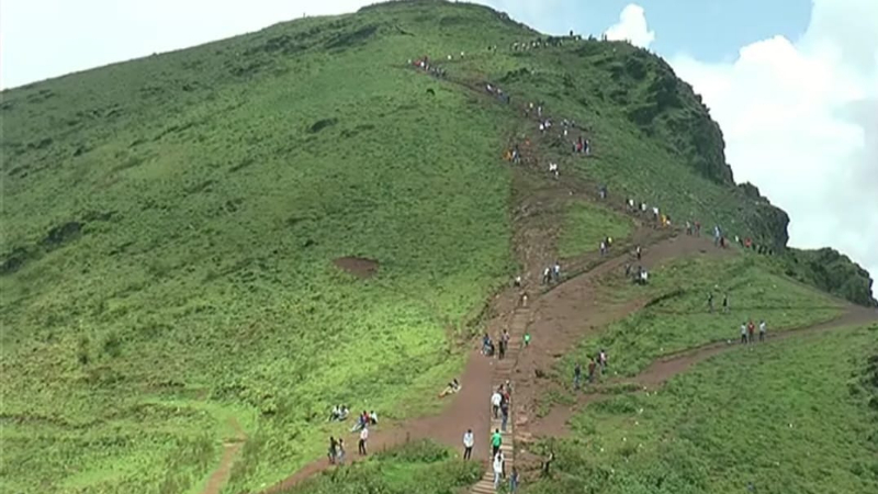 ಹೊಸ ವರ್ಷಾಚರಣೆಗೆ ಚಿಕ್ಕಮಗಳೂರಿಗೆ ಪ್ರವಾಸಿಗರ ದಂಡು - 22 ಪ್ರವಾಸಿ ತಾಣಗಳಿಗೆ ತಾತ್ಕಾಲಿಕ ನಿರ್ಬಂಧ 2 Tourists coming to Chikkamagaluru for New Year celebrations Temporary restrictions on 22 tourist spots 1