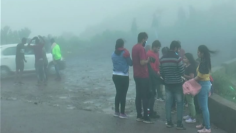 ಹೊಸ ವರ್ಷಾಚರಣೆಗೆ ಚಿಕ್ಕಮಗಳೂರಿಗೆ ಪ್ರವಾಸಿಗರ ದಂಡು - 22 ಪ್ರವಾಸಿ ತಾಣಗಳಿಗೆ ತಾತ್ಕಾಲಿಕ ನಿರ್ಬಂಧ 3 Tourists coming to Chikkamagaluru for New Year celebrations Temporary restrictions on 22 tourist spots