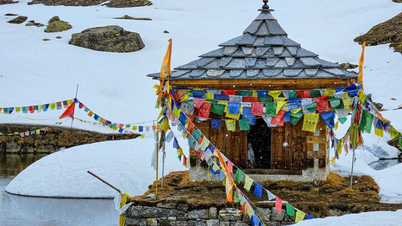 ವಿಶ್ವದ ಅತಿ ಎತ್ತರದ ಶ್ರೀಕೃಷ್ಣನ ದೇವಾಲಯ ಇದು - ಇಲ್ಲಿ ಟೋಪಿಯಲ್ಲಿ ನಿರ್ಧಾರವಾಗುತ್ತೆ ನಿಮ್ಮ ಭವಿಷ್ಯ 11 Yulla Kanda Krishna Temple Himachal Pradesh 1