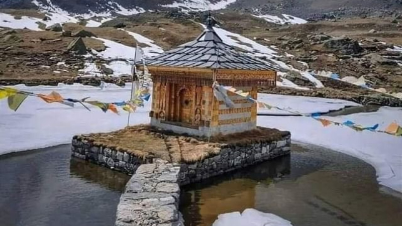 ವಿಶ್ವದ ಅತಿ ಎತ್ತರದ ಶ್ರೀಕೃಷ್ಣನ ದೇವಾಲಯ ಇದು - ಇಲ್ಲಿ ಟೋಪಿಯಲ್ಲಿ ನಿರ್ಧಾರವಾಗುತ್ತೆ ನಿಮ್ಮ ಭವಿಷ್ಯ 9 Yulla Kanda Krishna Temple Himachal Pradesh 3