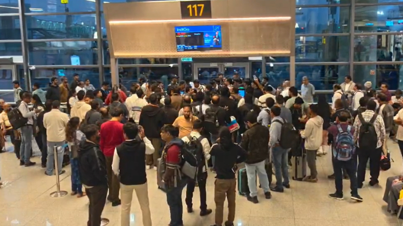 ಇಂಡಿಗೋ ಸಮಸ್ಯೆ - ವಿಮಾನ ದರದಷ್ಟೇ ಭಾರೀ ಏರಿಕೆಯಾಗಿದೆ ಬಸ್ ದರ 1 bengaluru airport indigo chaos