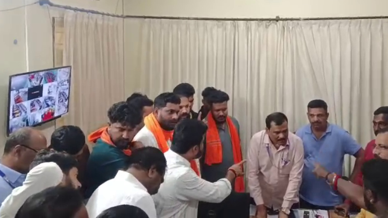 ಮಾಲೆ ಧರಿಸಿ ಬಂದವ್ರನ್ನು ಕಾಲೇಜಿನಿಂದ ಹೊರ ಹಾಕಿದ ಪ್ರಿನ್ಸಿಪಾಲ್ - ಹಿಂದೂ ಮುಖಂಡರಿಂದ ತರಾಟೆ 1 chikkamagaluru principal expels student from college for wearing ayyappa swamy mala