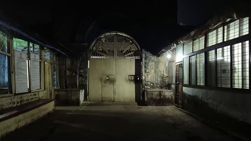 ಕಾರವಾರ ಜೈಲಲ್ಲಿ ಕೈದಿಗಳಿಂದ ಮತ್ತೆ ದಾಂಧಲೆ; ಜೈಲಲ್ಲಿದ್ದ ಟಿ.ವಿ ಸೇರಿ ಹಲವು ವಸ್ತುಗಳ ಧ್ವಂಸ 1 karwar jail