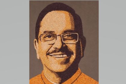 Artist creates a portrait of Prahlad Joshi using grains 1