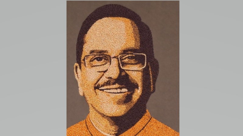 Artist creates a portrait of Prahlad Joshi using grains 1