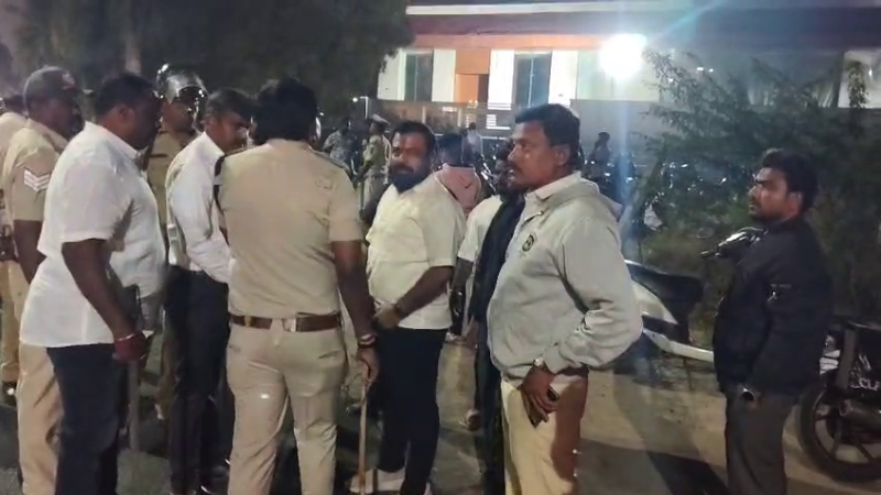 Banner Fight in front of Janardhana Reddys house congress activist killed in gunfire Ballari 4