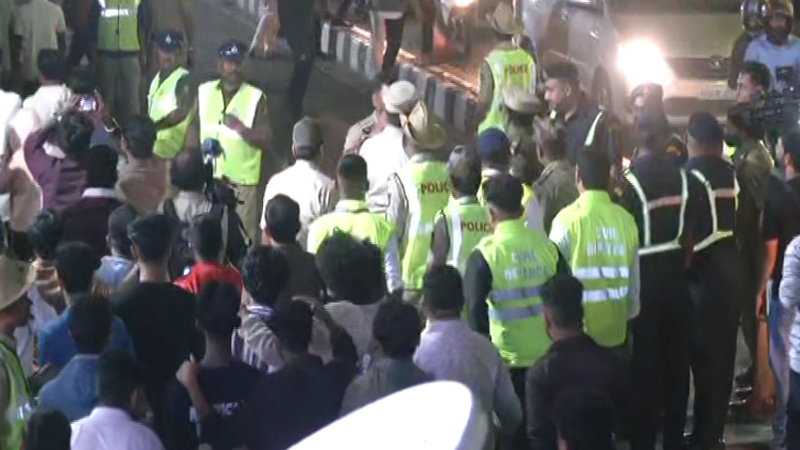 New Year 2026 | ಎಣ್ಣೆ ಏಟಲ್ಲಿ ಪೊಲೀಸರಿಗೆ ಯುವಕ ಅವಾಜ್ - ಕುಡಿದು ರಂಪಾಟ ಮಾಡಿದ ಯುವತಿ 4 Bengaluru New Year 2