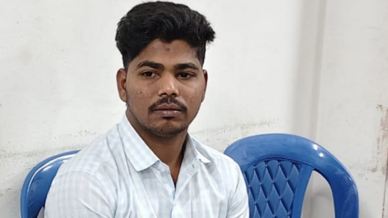 Chikkajamburu village accountant caught by lokayukta for accepting bribe