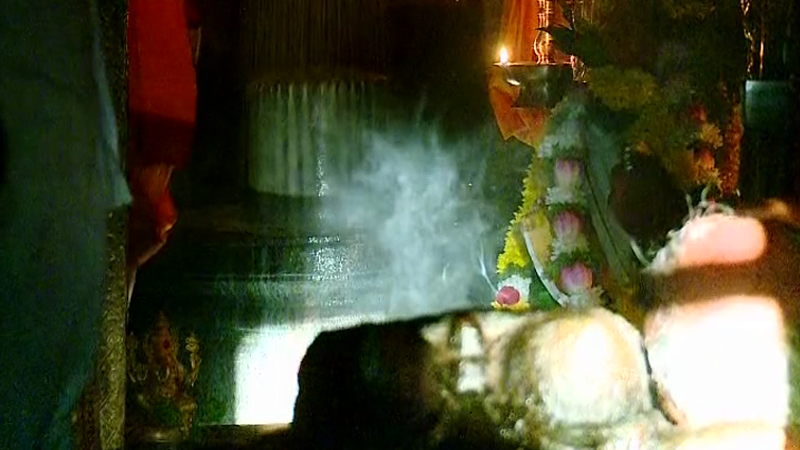 ʻಸಂಕ್ರಾಂತಿʼ ವಿಸ್ಮಯಕ್ಕೆ ಸಾಕ್ಷಿಯಾದ ಸನ್ನಿಧಿ - ಗವಿಗಂಗಾಧರೇಶ್ವರನಿಗೆ ಸ್ಪರ್ಶಿಸಿದ ಸೂರ್ಯ ರಶ್ಮಿ 6 Gavigangadhareshwara 2 1