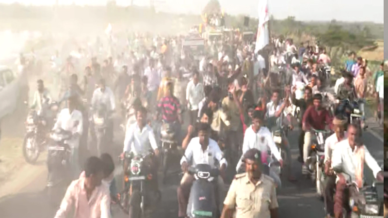 Bigg Boss 12 | ಹುಟ್ಟೂರಿನಲ್ಲಿ ಭರ್ಜರಿ ರೋಡ್ ಶೋ - ಟಕರೆ ಟಕರೆ ಟಮ್ಟೆ ಏಟು ಮಳವಳ್ಳಿ ಜನ ಅಲ್ಟಿಮೇಟು ಎಂದ ಗಿಲ್ಲಿ 3 Gilli Road Show 2