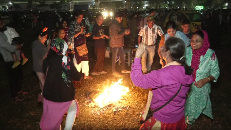 ಚಳಿಯ ನಡುವೆಯೂ ಕಾರವಾರದ ಕಡಲ ತೀರದಲ್ಲಿ ಬಿಸಿ ಬಲೂನ್ ಹಾರಿಸಿ ಸಂಭ್ರಮಿಸಿದ ಜನ 3 Happy New Year Despite the cold people celebrated by launching hot air balloons on the beach in Karwar 1