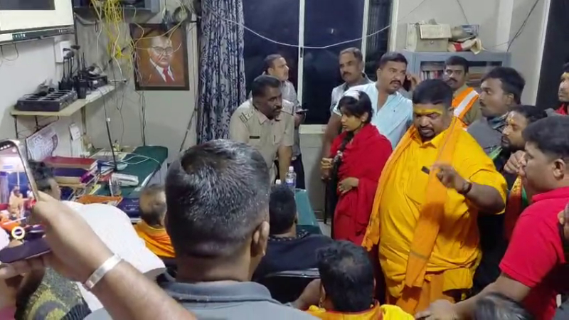 Bengaluru | ದೇವಿಯ ತೇರು ಎಳೆಯುತ್ತಿದ್ದ ಓಂ ಶಕ್ತಿ ಮಾಲಾಧಾರಿಗಳ ಮೇಲೆ ಕಲ್ಲೆಸೆತ 5 JJR Nagar Om Shakti Maladharis Stone Pelting 1