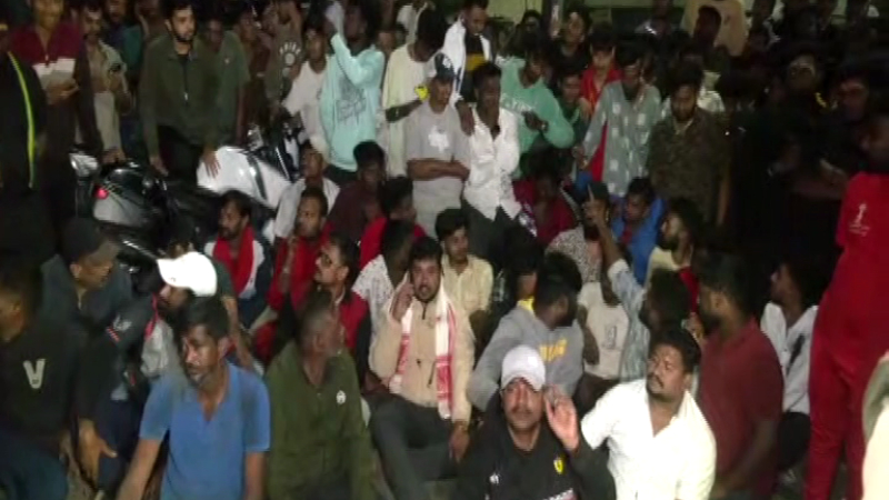 Bengaluru | ದೇವಿಯ ತೇರು ಎಳೆಯುತ್ತಿದ್ದ ಓಂ ಶಕ್ತಿ ಮಾಲಾಧಾರಿಗಳ ಮೇಲೆ ಕಲ್ಲೆಸೆತ 4 JJR Nagar Om Shakti Maladharis Stone Pelting 2