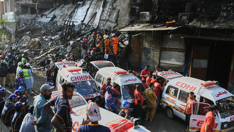 ಕರಾಚಿ ಶಾಪಿಂಗ್ ಮಾಲ್ನಲ್ಲಿ ಅಗ್ನಿ ದುರಂತ - ಒಂದೇ ಮಳಿಗೆಯಲ್ಲಿ 30 ಶವಗಳು ಪತ್ತೆ; ಬೆಚ್ಚಿಬಿದ್ದ ಪೊಲೀಸ್ರು! 6 Karachi Fire 2