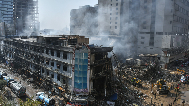 ಕರಾಚಿ ಶಾಪಿಂಗ್ ಮಾಲ್ನಲ್ಲಿ ಅಗ್ನಿ ದುರಂತ - ಒಂದೇ ಮಳಿಗೆಯಲ್ಲಿ 30 ಶವಗಳು ಪತ್ತೆ; ಬೆಚ್ಚಿಬಿದ್ದ ಪೊಲೀಸ್ರು! 4 Karachi Fire