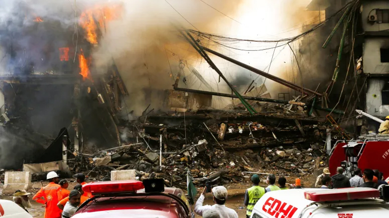 ಕರಾಚಿ ಶಾಪಿಂಗ್ ಮಾಲ್ನಲ್ಲಿ ಅಗ್ನಿ ದುರಂತ - ಒಂದೇ ಮಳಿಗೆಯಲ್ಲಿ 30 ಶವಗಳು ಪತ್ತೆ; ಬೆಚ್ಚಿಬಿದ್ದ ಪೊಲೀಸ್ರು! 5 Karachi Mall Fire 3