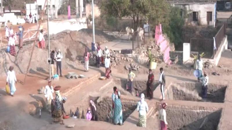 ಲಕ್ಕುಂಡಿಯಲ್ಲಿ ಕಬ್ಬಿಣದ ಉಂಡೆ, ಪಚ್ಚೆ ಕಲ್ಲು ಪತ್ತೆ 3 Lakkundi Excavation Gadag 1