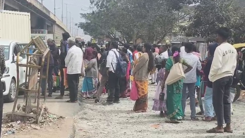 ಸಾಲು ಸಾಲು ರಜೆ - ಊರಿನತ್ತ ಜನರ ದಂಡು; ನೆಲಮಂಗಲ ಹೆದ್ದಾರಿಯಲ್ಲಿ ಟ್ರಾಫಿಕ್ ಜಾಮ್ 4 Nelamangala Traffic Jam 2