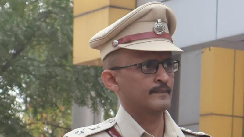 ಪವನ್ ನಿಜ್ಜೂರು ಅಮಾನತು - ಬ್ಯಾನರ್ ಗಲಾಟೆಯಾದಾಗ ಪಾರ್ಟಿ ಮೂಡ್ನಲ್ಲಿದ್ದ ಬಳ್ಳಾರಿ ಎಸ್ಪಿ! 2 Pavan Nejjuru