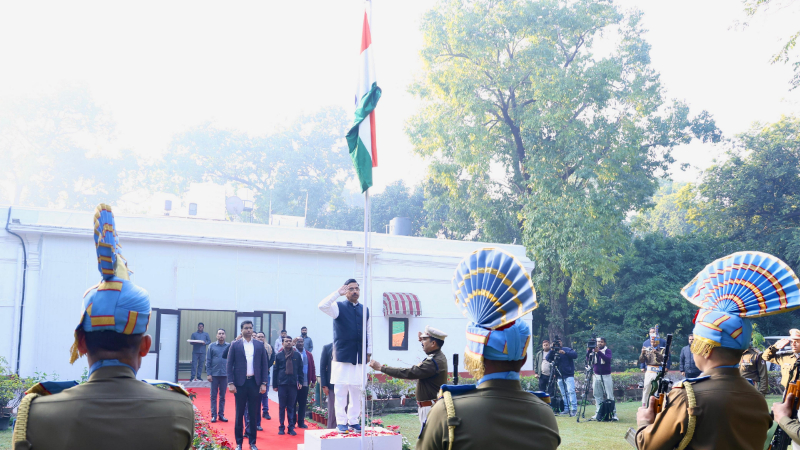 ಪ್ರಹ್ಲಾದ್ ಜೋಶಿ ಕಾರ್ಯಾಲಯದಲ್ಲಿ ಸ್ವಚ್ಛ ವಾಹಿನಿ ಚಾಲಕಿ, ರಕ್ಷಣಾ ಸಿಬ್ಬಂದಿಯಿಂದ ಧ್ವಜಾರೋಹಣ 6 Republic day at prahlad joshi office 1