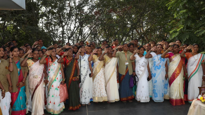 ಪ್ರಹ್ಲಾದ್ ಜೋಶಿ ಕಾರ್ಯಾಲಯದಲ್ಲಿ ಸ್ವಚ್ಛ ವಾಹಿನಿ ಚಾಲಕಿ, ರಕ್ಷಣಾ ಸಿಬ್ಬಂದಿಯಿಂದ ಧ್ವಜಾರೋಹಣ 5 Republic day at prahlad joshi office 2