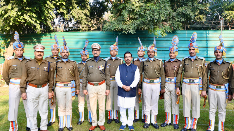 ಪ್ರಹ್ಲಾದ್ ಜೋಶಿ ಕಾರ್ಯಾಲಯದಲ್ಲಿ ಸ್ವಚ್ಛ ವಾಹಿನಿ ಚಾಲಕಿ, ರಕ್ಷಣಾ ಸಿಬ್ಬಂದಿಯಿಂದ ಧ್ವಜಾರೋಹಣ 7 Republic day at prahlad joshi office 3