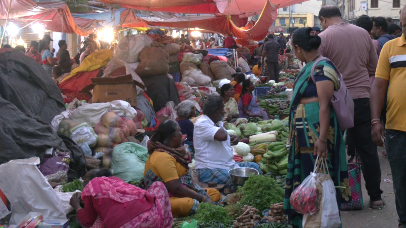 ನಾಡಿನೆಲ್ಲೆಡೆ ಸಂಕ್ರಾಂತಿ ಹಬ್ಬದ ಸಂಭ್ರಮ - ಕೆ.ಆರ್ ಮಾರ್ಕೆಟ್ನಲ್ಲಿ ಖರೀದಿ ಭರಾಟೆ ಜೋರು 4 Sankranti KR Market 1