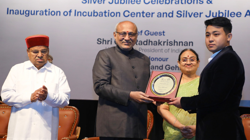 ಸಿಎಂಆರ್ ತಾಂತ್ರಿಕ ಮಹಾವಿದ್ಯಾಲಯದ ಬೆಳ್ಳಿ ಹಬ್ಬ - ನೂತನ ಇನ್ಕ್ಯುಬೇಷನ್ ಸೆಂಟರ್ ಲೋಕಾರ್ಪಣೆಗೊಳಿಸಿದ ಉಪರಾಷ್ಟ್ರಪತಿ 10 Silver Jubilee of CMR Technical College Vice President inaugurates new incubation centre 5