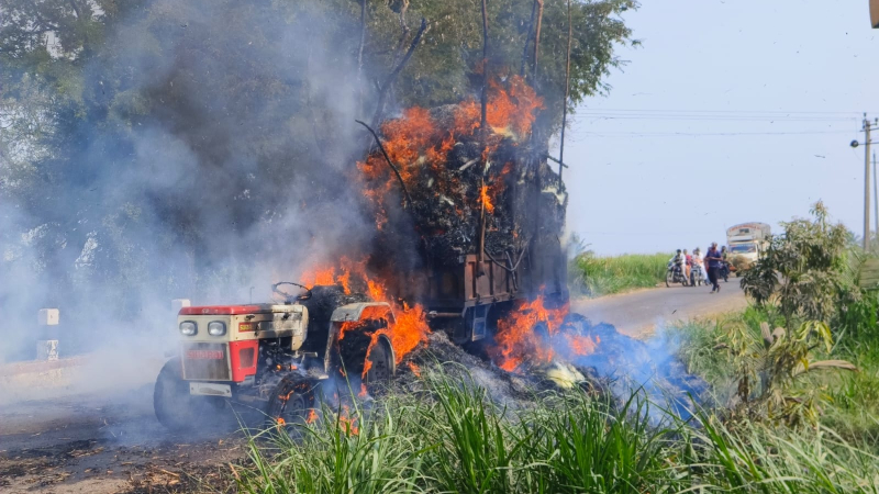 ಕಬ್ಬಿನ ಹುಲ್ಲು ಸಾಗಿಸುತ್ತಿದ್ದಾಗ ವಿದ್ಯುತ್ ತಂತಿ ಸ್ಪರ್ಶ - ಧಗ ಧಗ ಹೊತ್ತಿ ಉರಿದ ಟ್ರ್ಯಾಕ್ಟರ್ 1 Tractor catches fire after touching electric wire while transporting sugarcane leaves jamkhandi