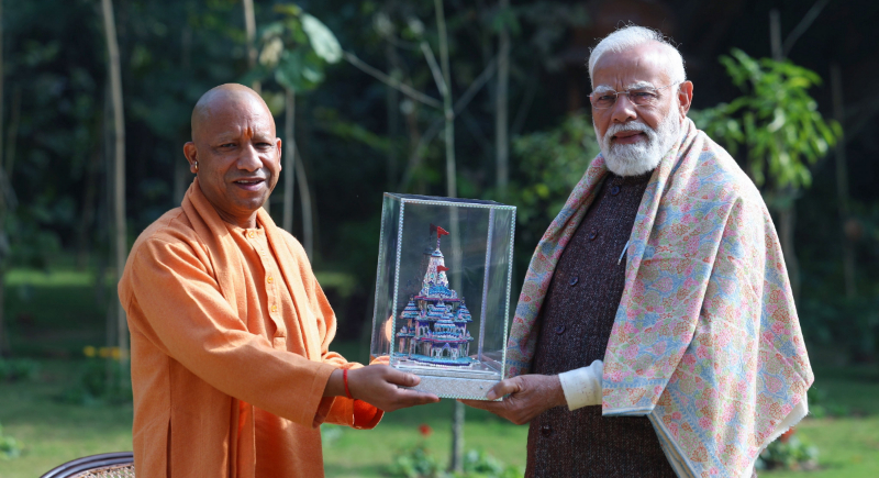 ಪ್ರಧಾನಿ ಮೋದಿ ಭೇಟಿಯಾದ ಯೋಗಿ - ರಾಜ್ಯದ ಅಭಿವೃದ್ಧಿ ಬಗ್ಗೆ ಚರ್ಚೆ 2 Yogi Adithyanath Narendra Modi