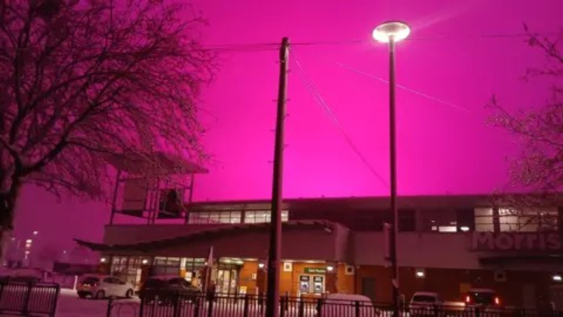 ಗುಲಾಬಿ ಬಣ್ಣಕ್ಕೆ ತಿರುಗಿದ ಬರ್ಮಿಂಗ್ಹ್ಯಾಮ್ ಆಕಾಶ - ಈ ಅಚ್ಚರಿ ಹಿಂದಿನ ಕಾರಣವೇನು? 12 birmingham pink sky 1