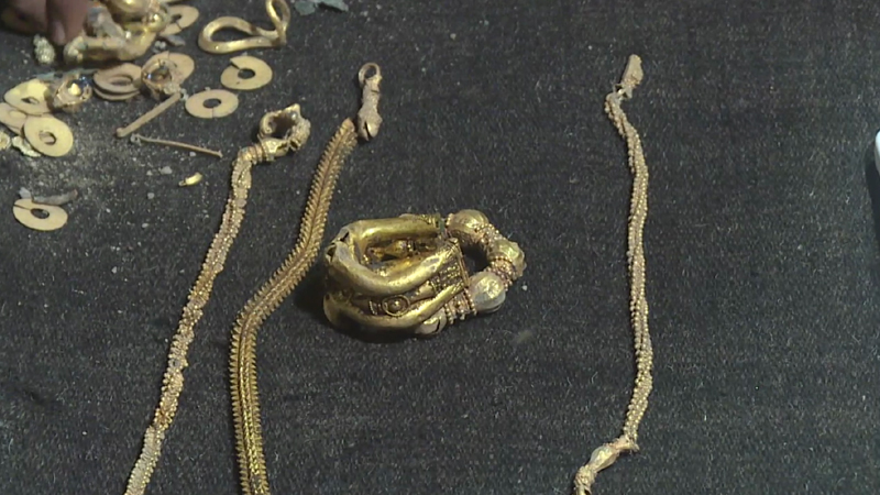 ಲಕ್ಕುಂಡಿ ಗ್ರಾಮದಲ್ಲಿ ನಿಧಿ ಪತ್ತೆ - ಗುಪ್ತ ʻನಿಧಿʼಯ ವಾರಸುದಾರರು ಯಾರು? ಪತ್ತೆ ಹಚ್ಚಿದವರಿಗೂ ಸಿಗಬೇಕಾ ಪಾಲು? 9 gadag 3