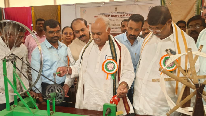 ಜವಳಿ ನೀತಿಯಲ್ಲಿ ಕೈಮಗ್ಗ ಉದ್ದಿಮೆಗೆ ಉತ್ತೇಜನ: ಸಚಿವ ಶಿವಾನಂದ ಪಾಟೀಲ 3 shivananda patil handloom mela 1