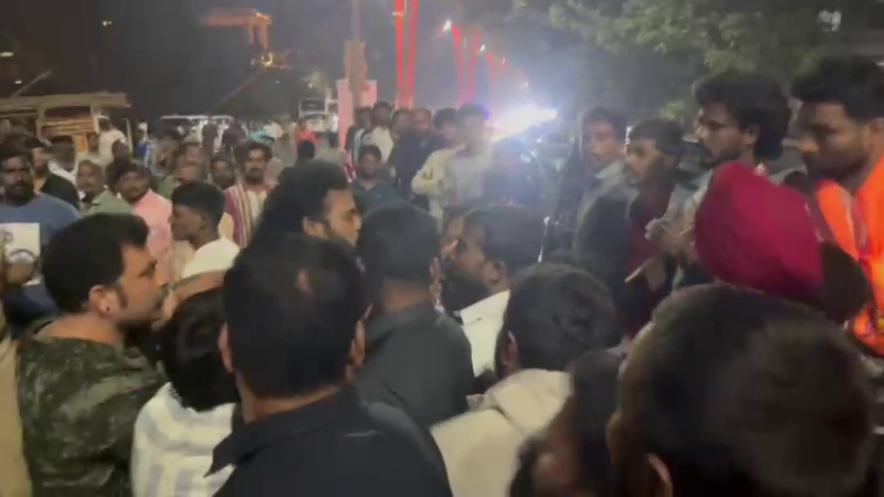 stone pelting in front of Reddys house over banner issue police lathi charge Ballari 5
