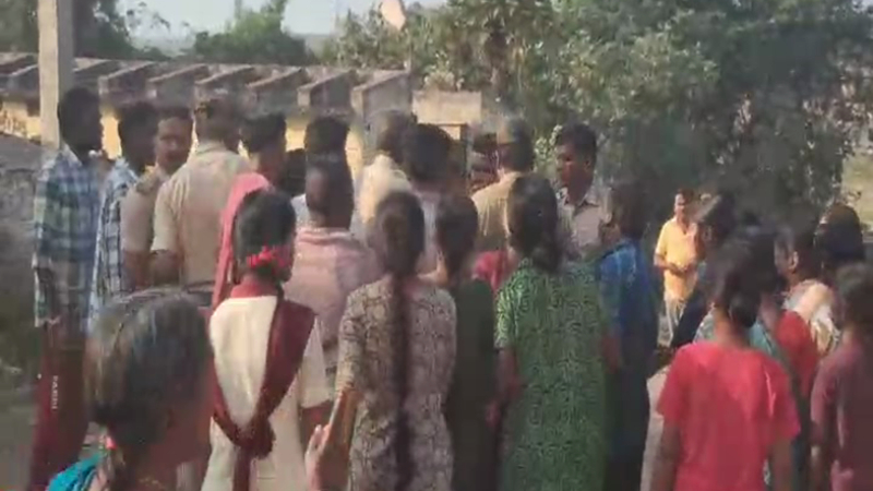Bagalkot stone pelting case Women protest against police arrest of Hindu youth 2