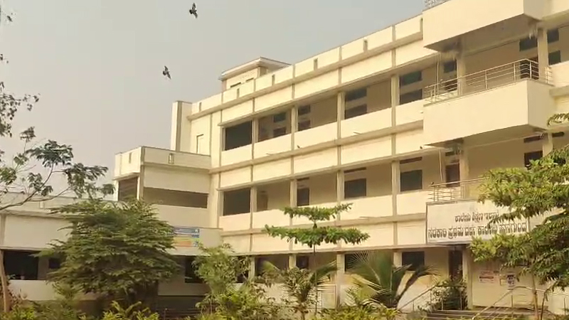 ಬಾಗಲಕೋಟೆ | ಅತಿಥಿ ಉಪನ್ಯಾಸಕರ ವಿರುದ್ಧ ನಕಲಿ PhD ಪ್ರಮಾಣ ಪತ್ರ ಸಲ್ಲಿಕೆ ಆರೋಪ 3 Bagalkote 2