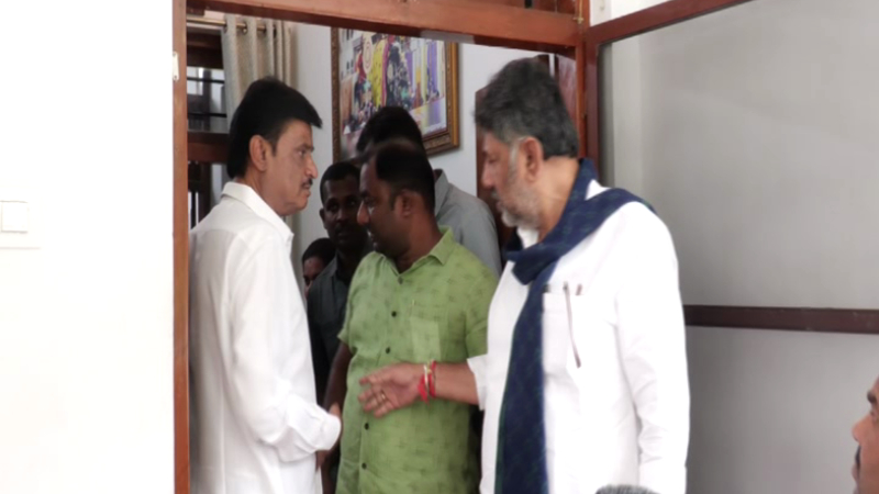 DK Shivakumar and Munirathna