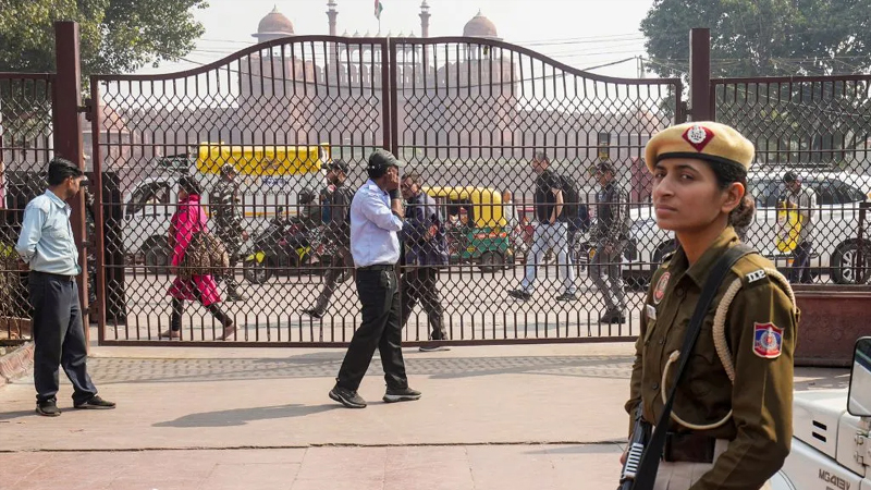 ದೆಹಲಿಯಲ್ಲಿ ಮತ್ತೆ ಮೂರು ಶಾಲೆಗಳಿಗೆ ಬಾಂಬ್ ಬೆದರಿಕೆ; ತನಿಖೆ ಚುರುಕು 3 Delhi Police 2