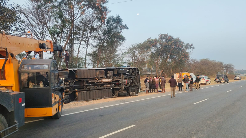Kerala bus on Hampi tour overturns three students one teacher injured 2 2
