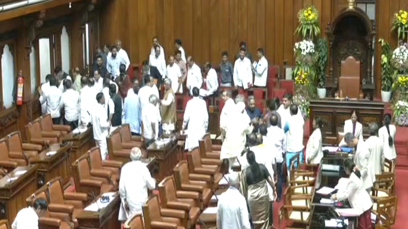 ʻಮೋದಿ ದೇಶದ್ರೋಹಿʼ ಎಂದ ಕಾಂಗ್ರೆಸ್ ಸದಸ್ಯ ನಜೀರ್ ಅಹಮದ್; ಪರಿಷತ್ನಲ್ಲಿ ಗದ್ದಲ - ಕೋಲಾಹಲ 5 Legislative Council